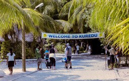 Febr. 2003 - Willkommen auf Kuredu -Lhaviyani Atoll